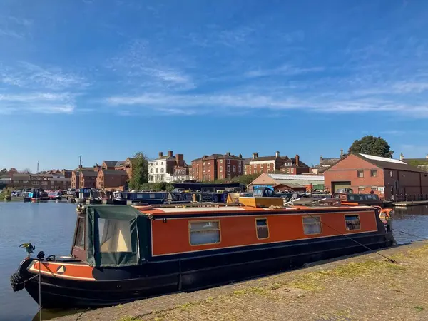 Limanda büyük bir tekne, eski rıhtımlar.