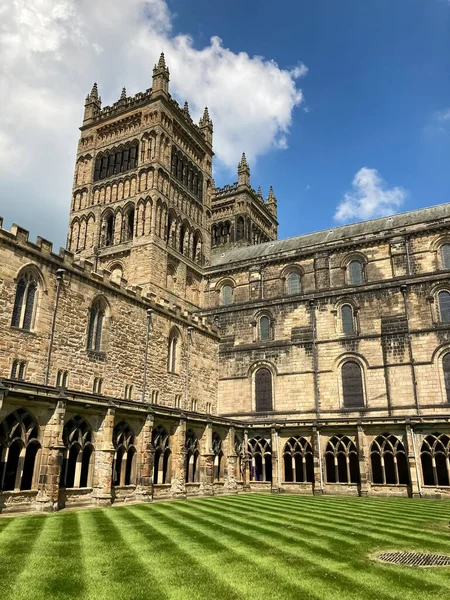 Durham, İngiltere, İngiltere-Mayıs, 29, 2021. Durham Katedrali 'nin iç avlusunun manzarası.