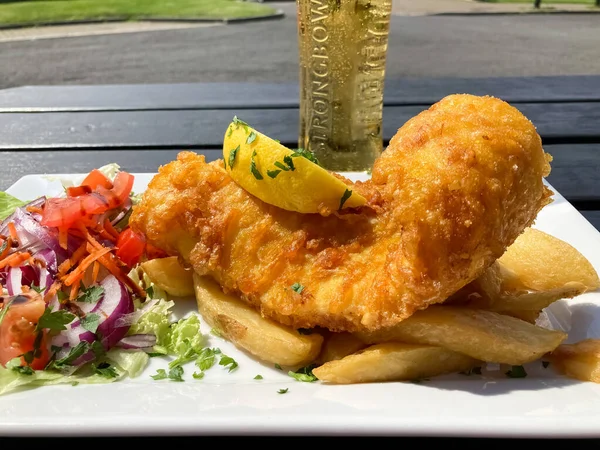 Seaton Sluice, İngiltere, İngiltere. 28 Mayıs 2021. Geleneksel İngiliz yemeği - balık ve patates kızartması. 