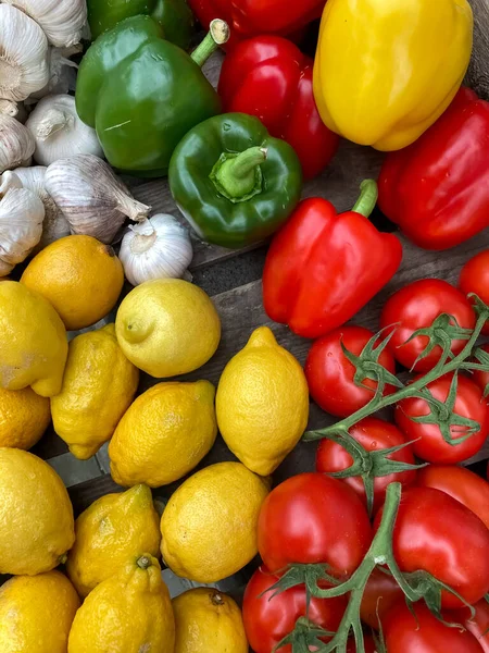 Limonlar, biberler, domatesler, yakın plan sarımsak..
