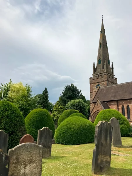 St. Benedict Biscop Kilisesi ve mezarlığı..