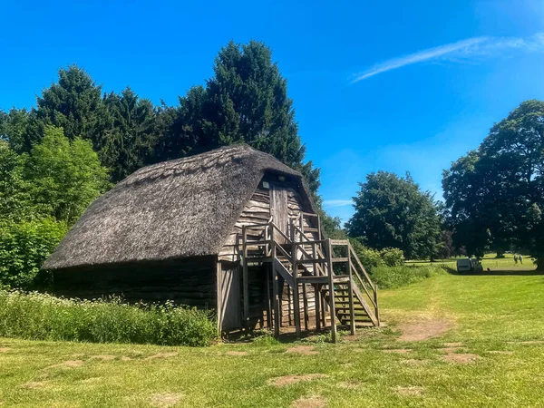 Reetgedecktes Holzhaus Mit Außentreppe — Stockfoto