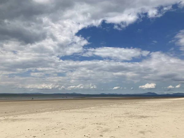İrlanda Deniz Kıyısı, gelgit ve kum tabanı. 