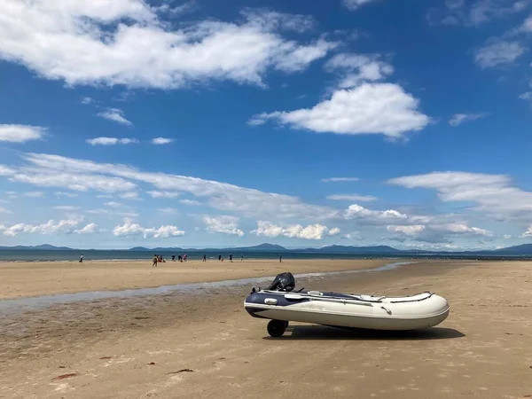 İrlanda Deniz Kıyısı, gelgit ve kumun dibindeki tekne. 