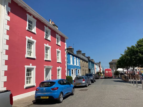 Aberaeron. Kırmızı ve mavi binalarla sokak manzarası.