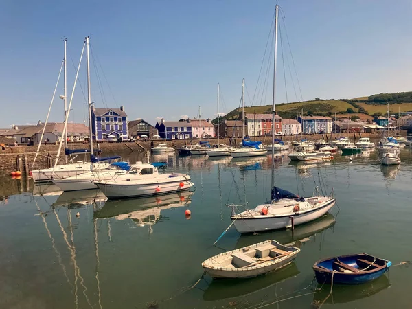 Aberaeron, Galler, İngiltere. Arka planda yatları ve renkli evleri olan körfez manzarası