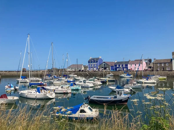 Aberaeron, Galler, İngiltere. Arka planda yatları ve renkli evleri olan körfez manzarası