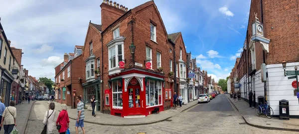 Lincoln, İngiltere, İngiltere. Eski şehrin caddelerinin panoramik manzarası. Ortasında kırmızı postane binası var.