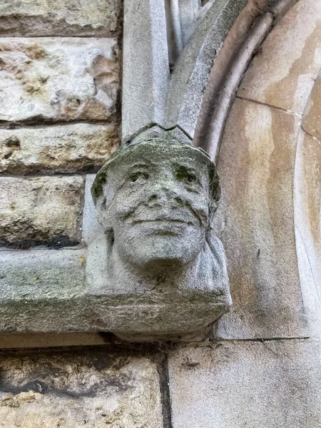 Lincoln, İngiltere, İngiltere. Katedral duvarında gülümseyen bir yüz şeklinde bir duvar dekoru.. 