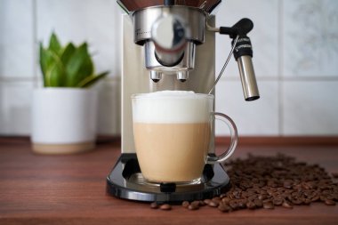 Kahve makinesi ve espresso çekirdekli kapuçino..                               