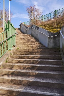 Mavi bir gökyüzüne çıkan merdivenler.                      