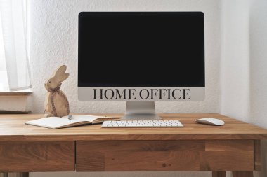 Doğu yakasındaki merkez ofis. Masasında Paskalya tavşanı var..                               