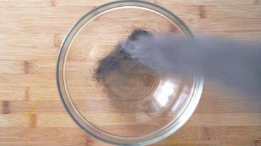 Poppy kaseye düşüyor..