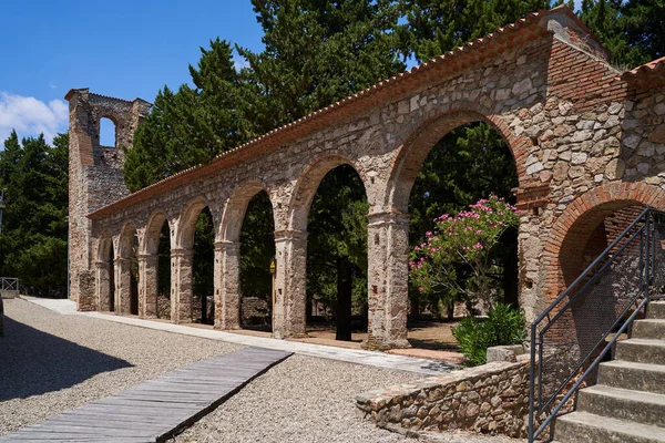 Rossano, Calabria 'daki Abbazia di Santa Maria del Patire kilisesinin yanındaki eski kule. İtalya.                             