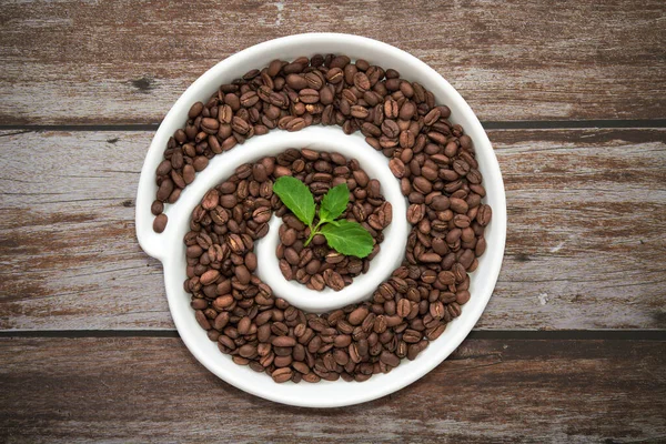 Kahverengi arka planda kahve çekirdekleri olan bir spiral..