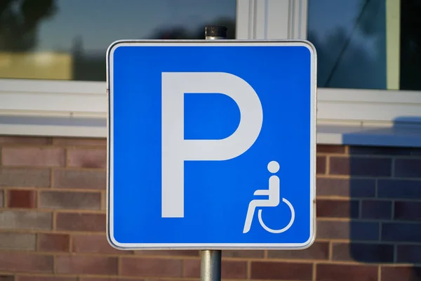 Segnale Parcheggio Disabili Sfondo Sfocato — Foto Stock