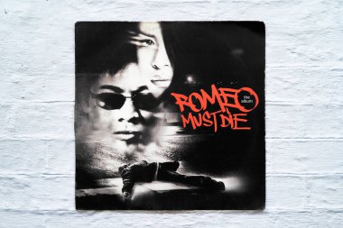 Dortmund, Almanya - 24 Ağustos 2021: Romeo ölmeli Vinil Albüm Müziği. Kapakta Aaliyah ve Jet Li var..                               