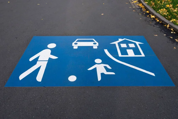 Trafiğin durgun olduğu bir bölgeyi gösteren tabela, düşük hız, ortak alan ve yayaların daha güvenli ve sessiz bir mahalle hareketi için öncelik sinyalleri veriyor..