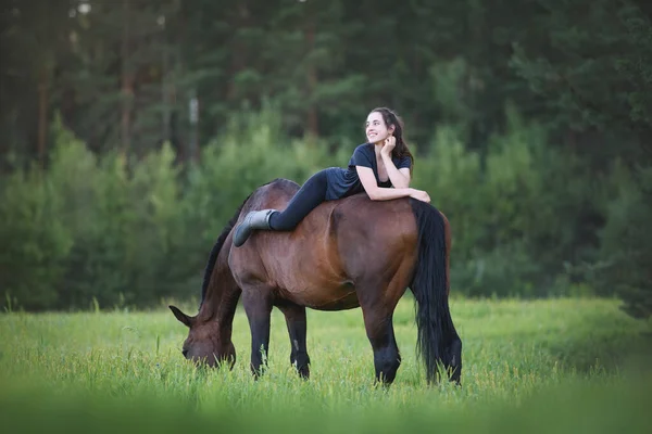 Young Beautiful Girl Lying Grazing Freely Horse — Stock Photo, Image