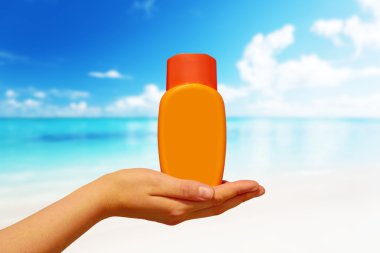 El suncream şişe arka plan mavi cennet ile