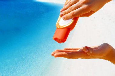 yandan bir tüp güneş kremi Creme sıkma tatlı