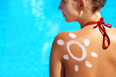 Bikini bir omuz üzerinde çizilmiş güneşin ile muhteşem bir kadın portresi. Güneş kremi