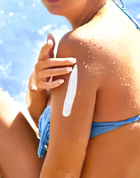 Portrait of gorgeous woman applying lotion on skin — Stock Photo, Image