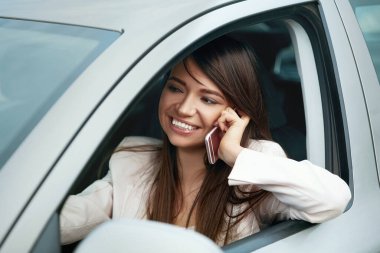 Arabayla seyahat ederken telefonda konuşan zarif bir kadın. İş Kadını
