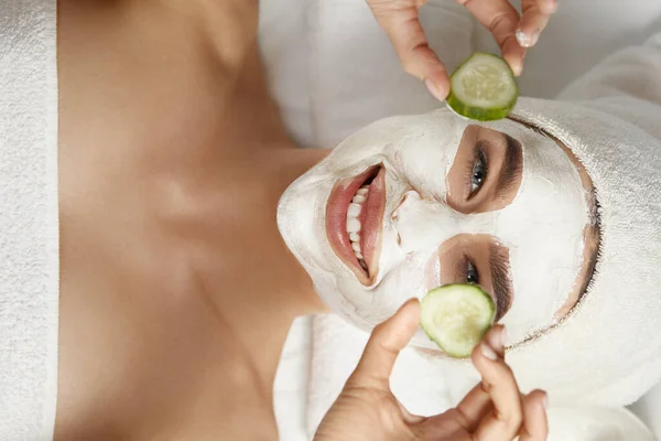 Spa Wajah Masker Mengupas Untuk Perawatan Kulit Wanita Muda Spa — Stok Foto