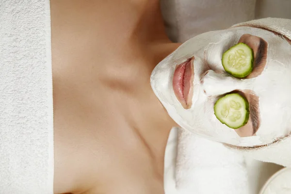 Güzel Genç Bir Kadın Spa Maske Takıyor Gözlerinde Salatalıkla Yatıyor — Stok fotoğraf