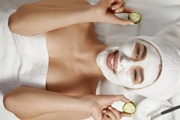 Spa Yüzünde Kil Maske Ellerinde Salatalıkla Güzel Bir Kadın Yüz — Stok fotoğraf