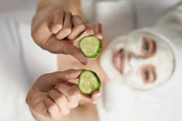 Een Spa Mooie Vrouw Met Een Kleimasker Haar Gezicht Komkommers — Stockfoto