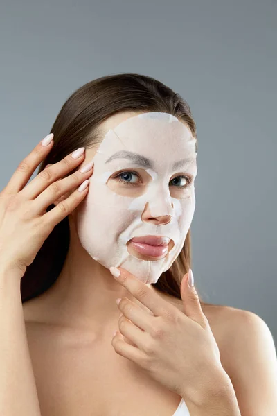 Tratamientos Belleza Cuidado Facial Mujer Con Una Máscara Hidratante Tela —  Fotos de Stock