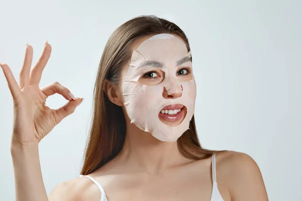 Maschera Facciale Bellezza Bella Giovane Donna Con Panno Maschera Idratante — Foto Stock