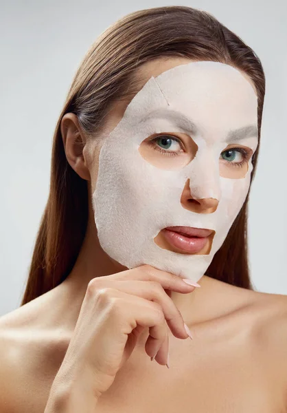 얼굴의 아름다운마스크 얼굴에 옷감을 축축하게 마스크를 아름다운 Skin Care Model — 스톡 사진