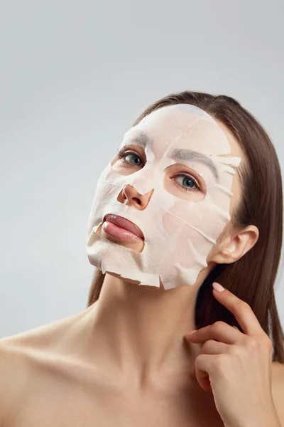 Beauty Facial Mask Vacker Kvinna Med Trasa Fuktgivande Mask — Stockfoto