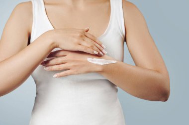 Yakından bir kadın ellerine koruyucu krem sürüyor. El bakımı. Kozmetik kremi. Güzellik ve vücut bakımı kavramı