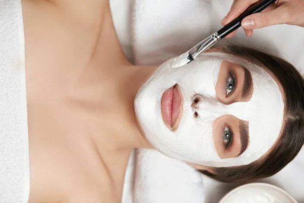 Beleza Aplicando Máscara Facial Branca Com Escova Tratamento Spa Pele — Fotografia de Stock