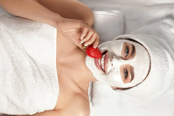 Yüzünde Kil Maske Ellerinde Çilek Olan Güzel Bir Kadın Spa — Stok fotoğraf