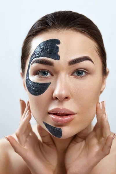 Hermosa Mujer Joven Con Máscara Negra Arcilla Cara Fresca Tratamiento —  Fotos de Stock