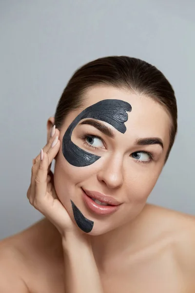 Beautiful Young Woman Black Mask Clay Face Clean Fresh Skin — Stock fotografie