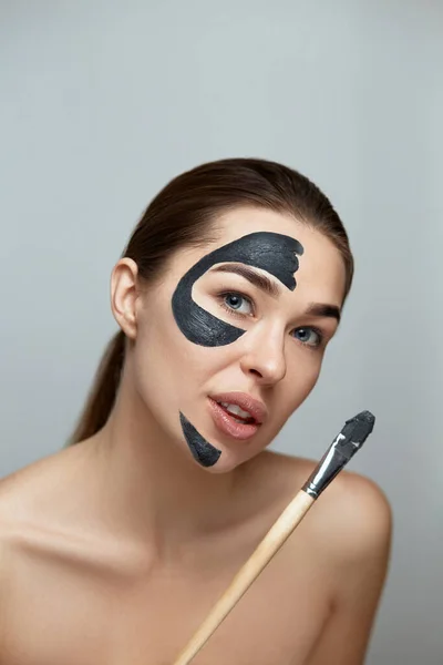 Cuidado Piel Cara Belleza Mujer Aplicar Una Máscara Facial Spa — Foto de Stock