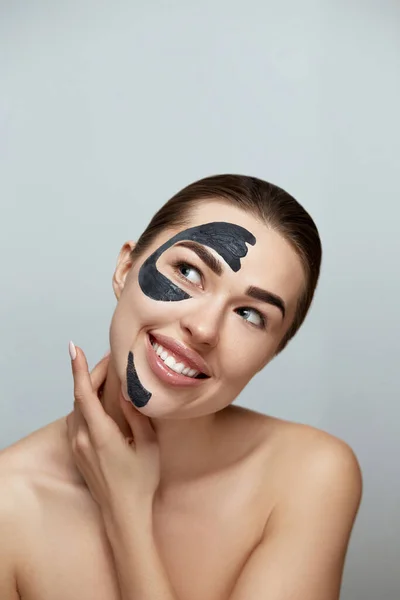 化粧品スパで美しい女性の顔 スキンケア顔黒いマスク フェイシャルトリートメント — ストック写真