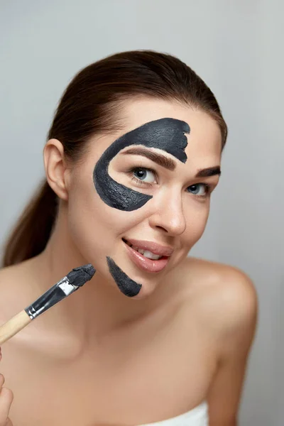 Cuidado Piel Belleza Facial Mujer Sonriente Aplicar Mascarilla Facial Para —  Fotos de Stock