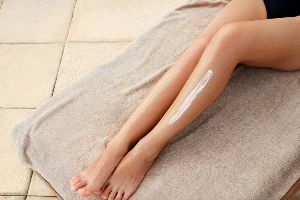 足でクリーム 女性の手は皮膚に保湿化粧水を適用しています 美容とボディケア セルライトからの保護 太陽の皮膚保護 — ストック写真