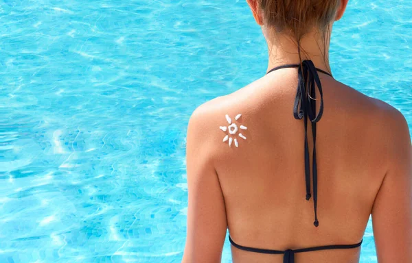 Woman Applying Sun Cream Tanned Shoulder Form Sun Sun Protection — Stock Photo, Image