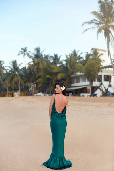 Schönheitsporträt Einer Lächelnden Frau Grünem Kleid Meer Glückliche Schöne Frau — Stockfoto