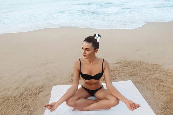 Junge Frau Praktiziert Morgenmeditation Der Natur Strand Schöne Mädchen Beim — Stockfoto