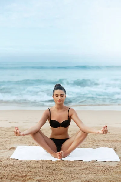 Mulher Beleza Pratica Ioga Medita Posição Lótus Praia Meditação Estilo — Fotografia de Stock