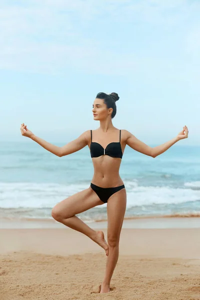 Schöne Frau Beim Yoga Strand Mädchen Praktizieren Yoga Und Meditieren — Stockfoto